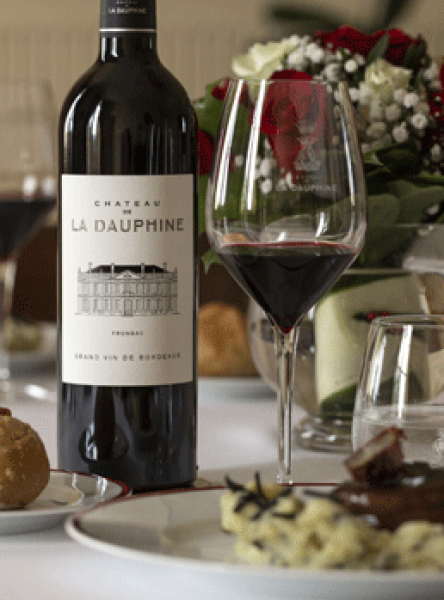 Chateau de La Dauphine Flasche und Glas